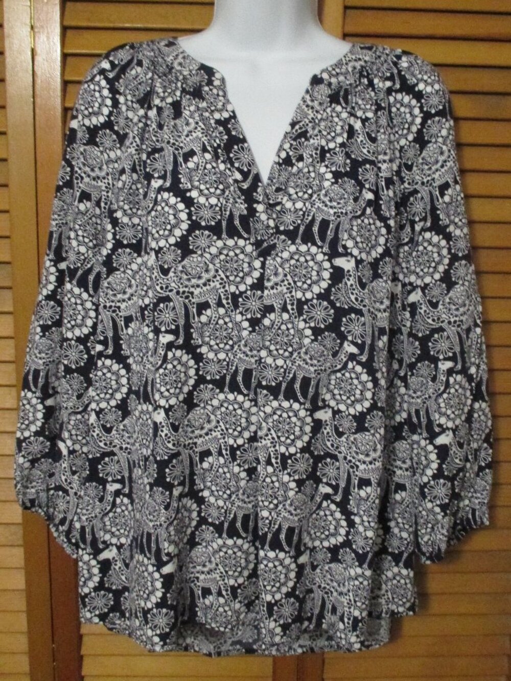 Crown & Ivy top NAVY blue & white, soft V neck pullover & flowy size L